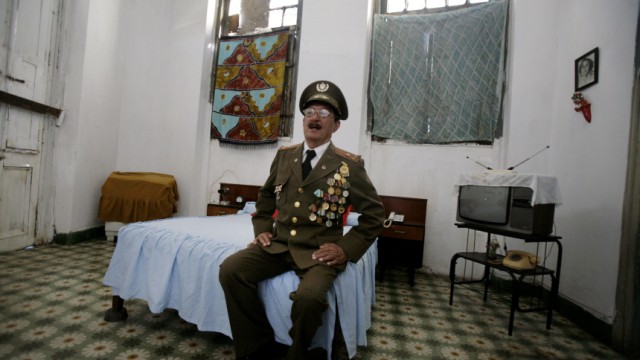 50 Jahre nach Schweinebucht-Invasion: Posieren für ein Jubiläum: Rafael Soldevilla,74, Veteran der Schweinebucht-Invasion in seiner Wohnung in Havanna.