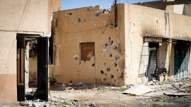 Krieg in Libyen: Einschusslöcher in einem Wohnhaus in Misrata: Die Stadt im Osten Libyens ist seit Wochen heftig umkämpft. Nun wird von dort der Einsatz von Streubomben der Gaddafi-Truppen gegen die Aufständischen gemeldet.