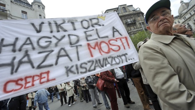 Neue Verfassung für Ungarn: Ein nationales Bekenntnis? Ungarn demonstrieren gegen die Verfassungsänderung ihrer Regierung.