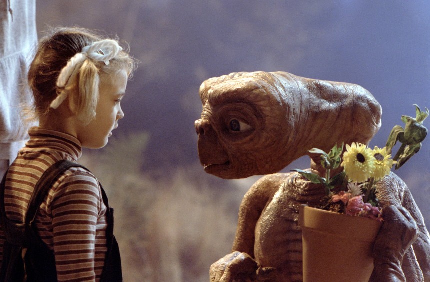 DREW BARRYMORE AND ET IN SCENE FROM FILM "E.T."
