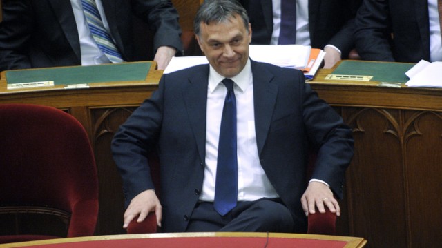 Umstrittene Verfassung: Der grinsende Vater der neuen ungarischen Verfassung: Premierminister Viktor Orban.