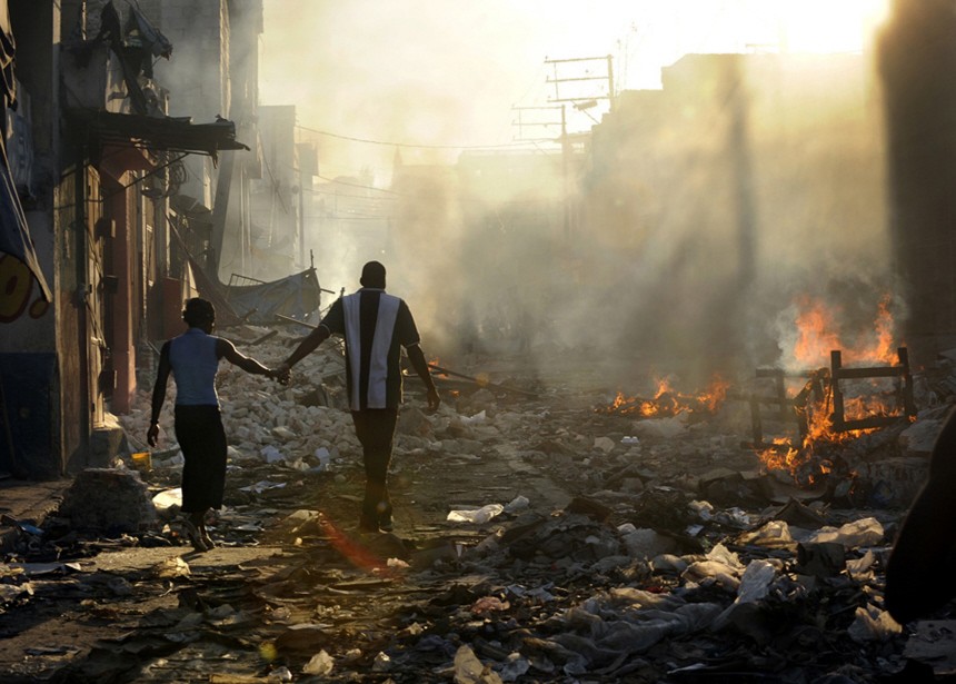 Winning photo of 2011 Pulitzer Prize for Breaking News Photography by Carol Guzy of the Washington Post