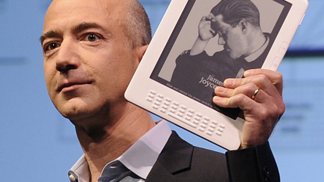 Online-Shop für digitale Bücher: Amazon-Chef Jeff Bezos mit dem Kindle: Schweigen über die Verkaufszahlen.