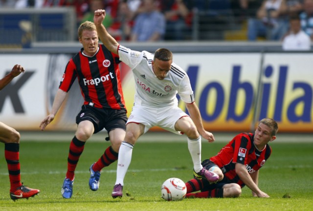 Frankfurt's Ochs and Jung challenges Munich's Ribery during their German Bundesliga soccer match in Frankfurt