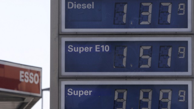 Tankstelle verkauft Superbenzin fuer 9,99 Euro