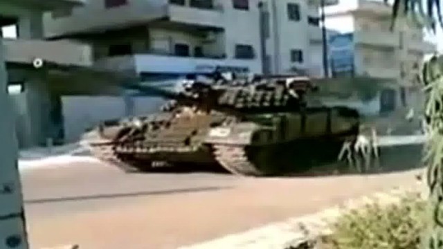 Unruhen in Syrien: Panzer rücken in Daraa ein: Ein Bild aus einem Video, das am Ostermontag ins Internet gestellt wurde.