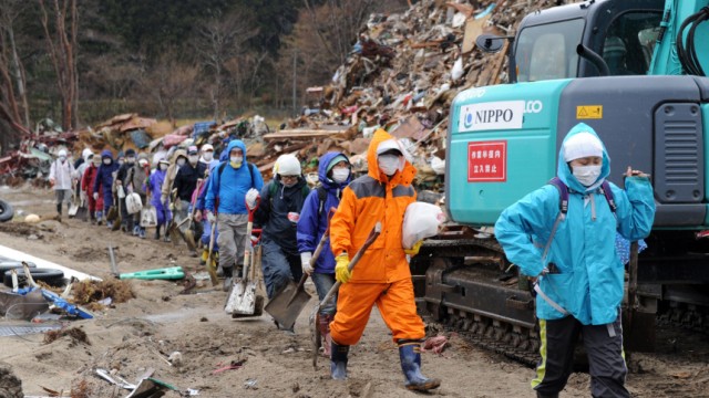 Japan nach dem Tsunami: Zivile Helfer kommen in der Stadt Yamada an.