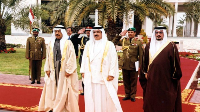 Unruhen in Bahrain: Scheich Hamad bin Isa al-Khalifa (Mitte) mit Premierminister (l.) und Sohn: Seit Wochen fordern Demonstranten in Bahrain mehr politische Rechte von der Herrscherfamilie.