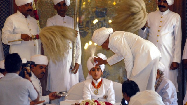Neuer Maharadscha von Jaipur: Der 12-jährige Kumar Padmanabh Singh bei der Krönungszeremonie.