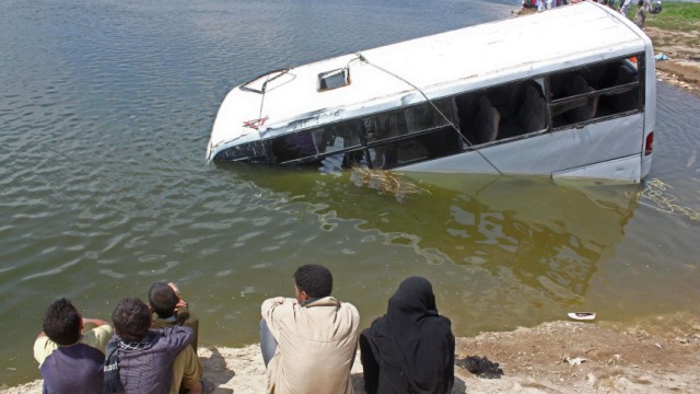Ägypten: 110 Kilometer südlich von Kairo bei Bani Suwaif: Mindestens 22 Menschen sind im Nil ertrunken, als ein Bus im Wasser versank.