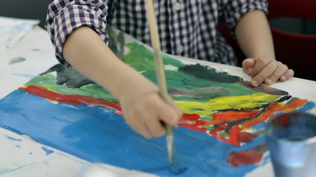 Kinder und ihre Kunstwerke - aber wo sollen Eltern die Malereien aufbewahren?