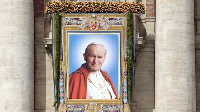 Seligsprechung im Vatikan: Nach der feierlichen Zeremonie wurde ein großes Portrait von Papst Johannes Paul II. enthüllt.