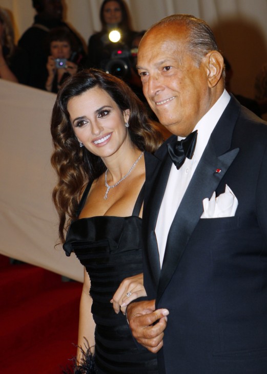 Actress Penelope Cruz and fashion designer Oscar de la Renta pose on arrival at the Metropolitan Museum of Art Costume Institute Benefit celebrating the opening of Alexander McQueen: Savage Beauty, in New York