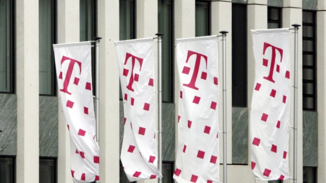 Telekom gegen Bund und KfW: Telekom-Fahnen vor der Konzernzentrale in Bonn.