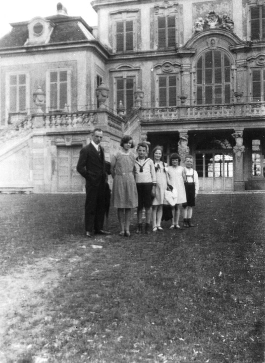 Hans und Sophie Scholl als Kinder mit Vater und Geschwistern