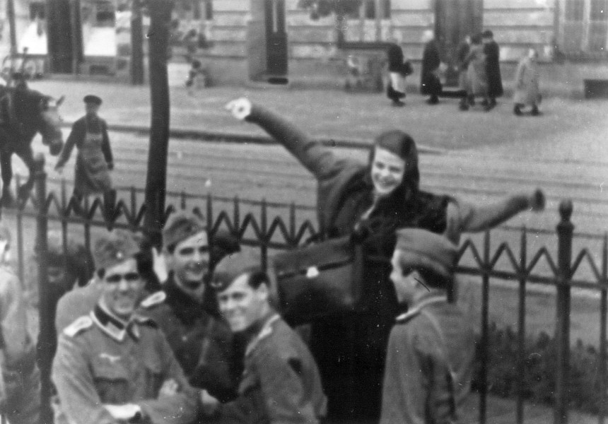 Hans Scholl, Sophie Scholl, Willi Graf und Alexander Schmorell auf dem Münchner Verladebahnhof, 1942