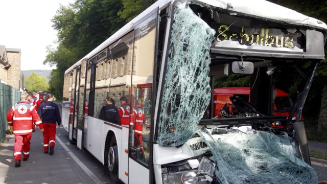 60 Kinder bei Unfall mit Schulbus verletzt