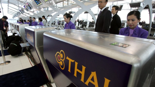 Diätanweisung für Flugbegleiter: Stewardessen von Thai Airways dürfen auf internationalen Flügen nur noch mit maximal 81 Zentimetern Taillenumfang bedienen, Stewards mit 87 Zentimetern. Wer diese Vorgabe nicht erfüllt, wird strafversetzt - im schlimmsten Fall zum Bodenpersonal.