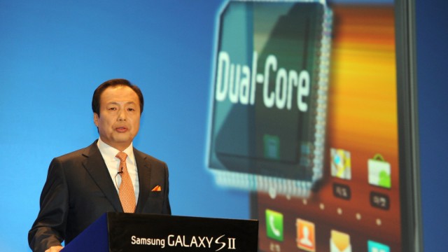 Service: Internet-Handys: Samsung (im Bild: Manager Shin Jong Kyun) gehört zu den ersten Unternehmen, die Dual-Core-Smartphones verkaufen.