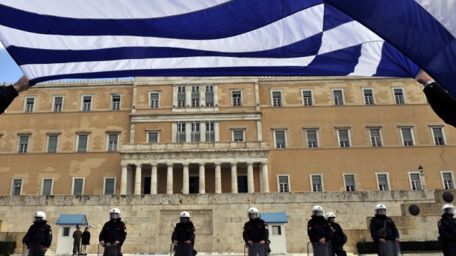 Griechenland: Eurokrise: Aus eigener Kraft wird es Griechenland nicht schaffen: Demonstration vor dem Parlamentsgebäude in Athen. Viele Abgeordnete wollen höhere Pensionen.