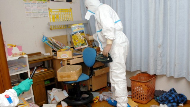 Atomkatastrophe in Japan: Zwei Stunden lang können sich die Bewohner des Sperrgebiets in ihren Häusern aufhalten - in Schutzkleidung.