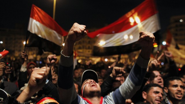 Deutsche Experten für Ägypten und Tunesien: Historische Aufnahme vom Februar 2011: Regierungsgegner protestieren auf dem Tahrir-Platz in Kairo, dem Ort der Revolution in Ägypten. Deutsche Rechtsexperten haben nun erste Kontakte nach Ägypten und Tunesien geknüpft.