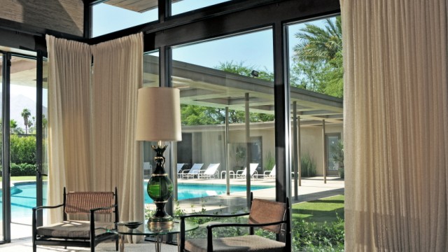 Kalifornien: Palm Springs: Teure Aussichten: Wer am klavierförmigen Pool von Frank Sinatra Urlaub machen möchte, kann dies für ein paar tausend Dollar pro Nacht tun.