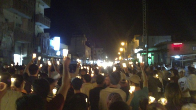 Syrien: Anti-Regierungs-Demonstranten tragen in der Nacht zum Mittwoch Kerzen durch die Stadt Qamischli im Norden Syriens. Aus der Stadt Homs gibt es keine Bilder - Journalisten haben keinen Zugang. Homs wird laut Menschenrechtsaktivisten von Panzern beschossen.