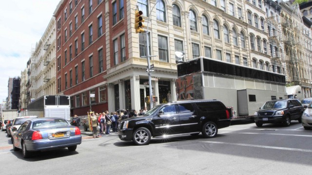 Wohnmobil XXXL: Mit einer Wohnfläche von mehr als 100 Quadratmetern ist Will Smiths Luxustrailer größer als die meisten Wohnungen in New York. Zudem behindert er in den engen Straßen in New Yorks Szeneviertel Soho massiv den Verkehr.