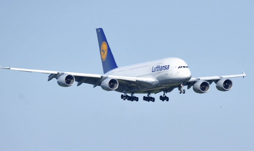 Airbus A380 landet in Tegel