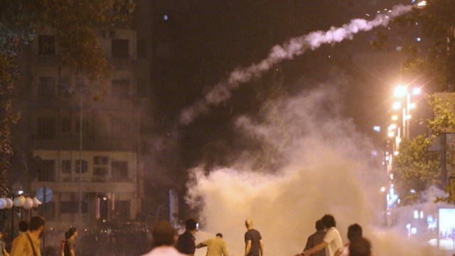 Nahost: Dutzende Tote und Verletzte: Krawalle in Kairo: Demonstranten und Polizei bekämpfen sich vor der israelischen Botschaft in Ägypten.