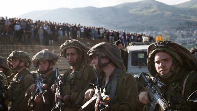 Politik kompakt: Israelische Soldaten bewachen die Grenze zu Syrien. Dort hatten zahlreiche Palästinenser am Sonntag versucht, nach Israel zu kommen.