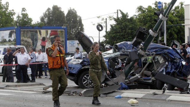 Unruhen in Israel: Ein Toter und 18 Verletzte, so lautet das traurige Resultat eines Terrorattentats in Tel Aviv am 15. Mai. Ein palästinensischer LKW - Fahrer rammte zuerst mehrere Wagen und schließlich einen Bus.