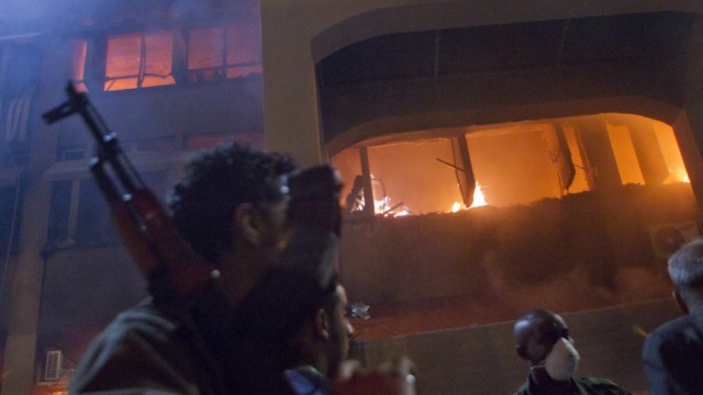 Krieg in Libyen: Brennendes Regierungsgebäude in Tripolis: Die Nato hat am Dienstag Ziele in der libyschen Hauptstadt bombardiert.