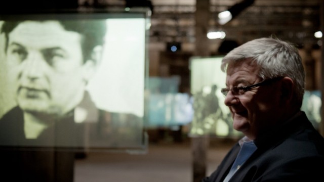 Im Kino: "Joschka und Herr Fischer": Er wirkt ganz zufrieden mit sich: Der ergraute Ex-Außenminister und Ex-Vizekanzler vor einem Portrait des jungen Joschka Fischer