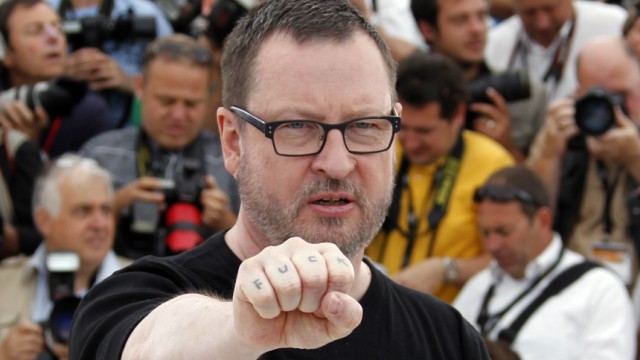 Filmfestival Cannes: Lars von Trier: Andere mögen sich in Cannes im schicken Designerkleid zeigen, Lars von Trier präsentiert lieber ein obszönes Tattoo. Eigentlich will er aber seinen Film "Melancholia" vorstellen.