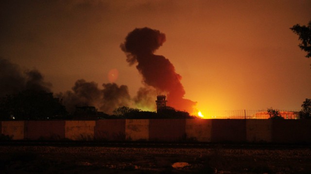 Zwischenfall in Pakistan: Feuer und Rauch sind über dem Marineflieger-Stützpunkt zu sehen. Die Angreifer sollen unter anderem mit Sprengstoffgürteln bewaffnet gewesen sein.