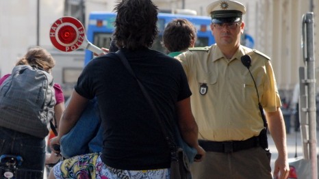 Polizist stoppt Fahrradfahrer, 2009