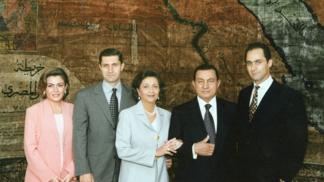 Ägypten: Der ehemalige ägyptische Präsident Hosni Mubarak (2. von re.) mit seiner Familie vor dem Präsidentenpalast in Kairo: Seine Ehefrau Suzanne (Mi.), die beiden Söhne Gamal (re.) und Alaa (2. von li.), die jetzt genau wie ihr Vater vor Gericht gestellt werden, und Alaas Ehefrau Heidi al-Rasekh.