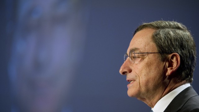 Europäische Zentralbank: Weil sich Bundesbank-Chef Axel Weber mit Kanzlerin Angela Merkel überwarf, war Draghi plötzlich der Mann, der allen gefiel.