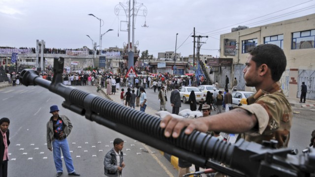 Politik kompakt: Die Auseinandersetzungen zwischen Regierungstruppen und Oppositionellen in der jemenitischen Hauptstadt Sanaa drohen zu eskalieren.