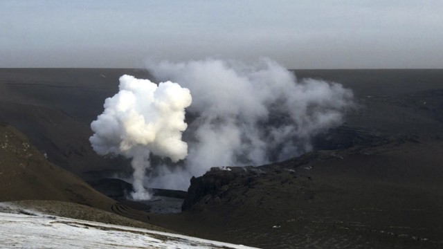 Picture shows smoke from the Grimsvotn volcano, under the Vatnajokull glacier in southeast Iceland