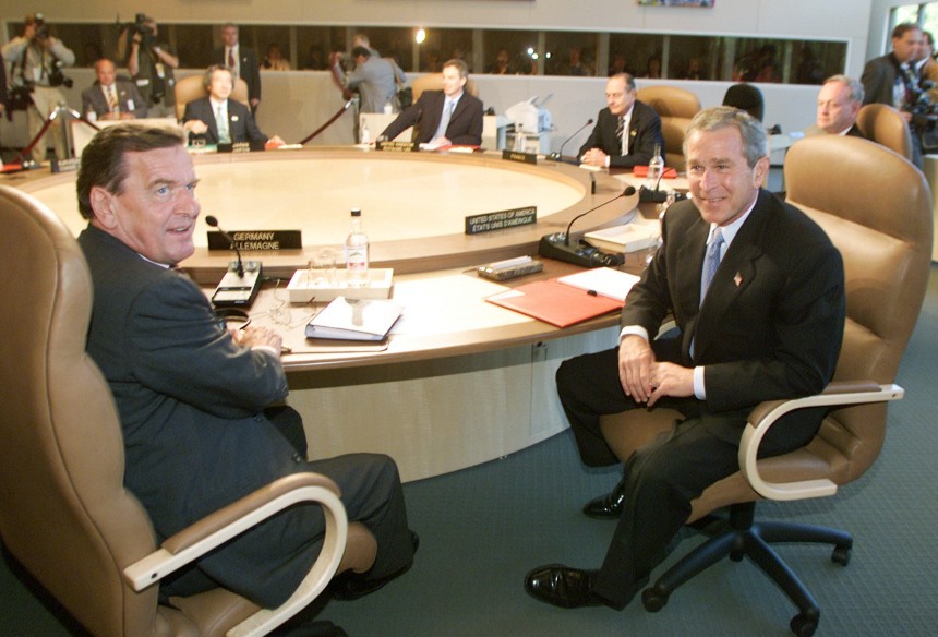 Gerhard Schröder und George W. Bush während G-8 Gipfel in Kanada, 2002