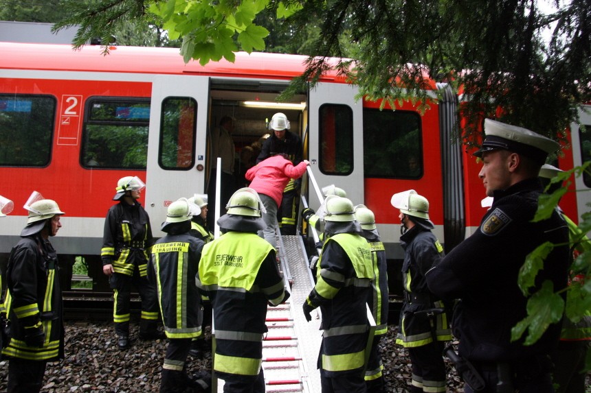 Anschlag auf S-Bahn - Baum fällt auf Zug
