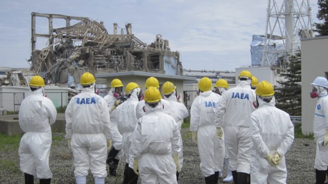 Japan nach dem Super-GAU: Arbeiter der Betreiberfirma Tepco und Experten der Internationalen Atomenergiebehöre auf einer Inspektionstour durch die Atomruine Fukushima-1: Der zerstörten Anlage droht nun neue Gefahr durch einen Tsunami.