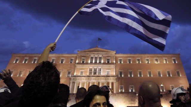 Griechenland-Krise: Proteste vor dem Parlamentsgebäude in Athen: Die Vorwürfe, dass das Land alle verabredeten fiskalischen Ziele verfehlt habe, wies die griechische Regierung zurück.