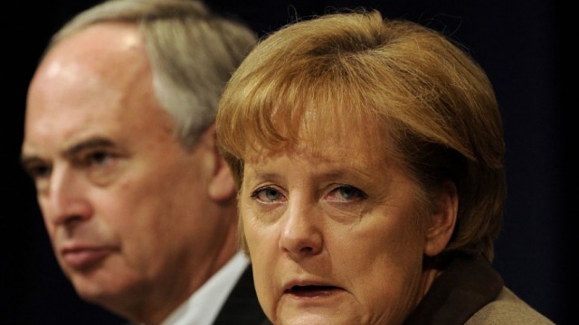 Atomausstieg: Aufschrei der Industrie: BDI-Präsident Hans-Peter Keitel und Bundeskanzlerin Angela Merkel: Auf "riskantem Weg in ein anderes Energiezeitalter."