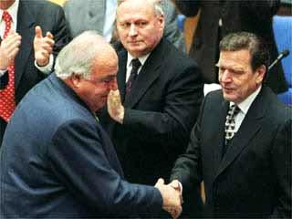 Helmut Kohl gratuliert seinem Nachfolger Schröder