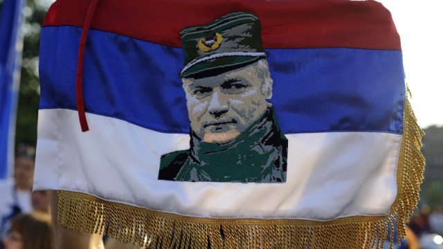 Neue Ermittlungen in Serbien: Protest gegen Mladics Festnahme in Belgrad: Die Frage wie es ihm gelang, sein Leben im Untergrund zu finanzieren, wird die Öffentlichkeit in Serbien noch beschäftigen.