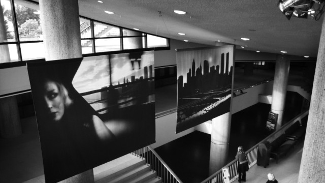 Debatte in Berlin: Zehn Jahre 9/11: Die Anschläge zwangen des Bildern eine neue Bedeutung auf: Regina Schmekens Installation "Manhattan Skyline" im Haus der Kulturen der Welt.